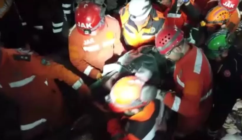 Türk ve Meksikalı ekipler 160 saat sonra 2 kişiyi sağ çıkardı