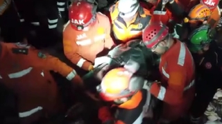 Türk ve Meksikalı ekipler 160 saat sonra 2 kişiyi sağ çıkardı