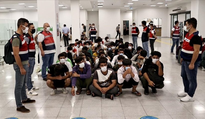 Türkiye, 101 bin 574 düzensiz göçmeni sınır dışı etti