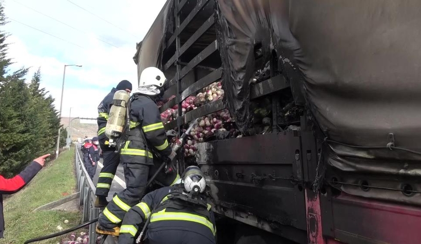 Turp yüklü tır alev aldı