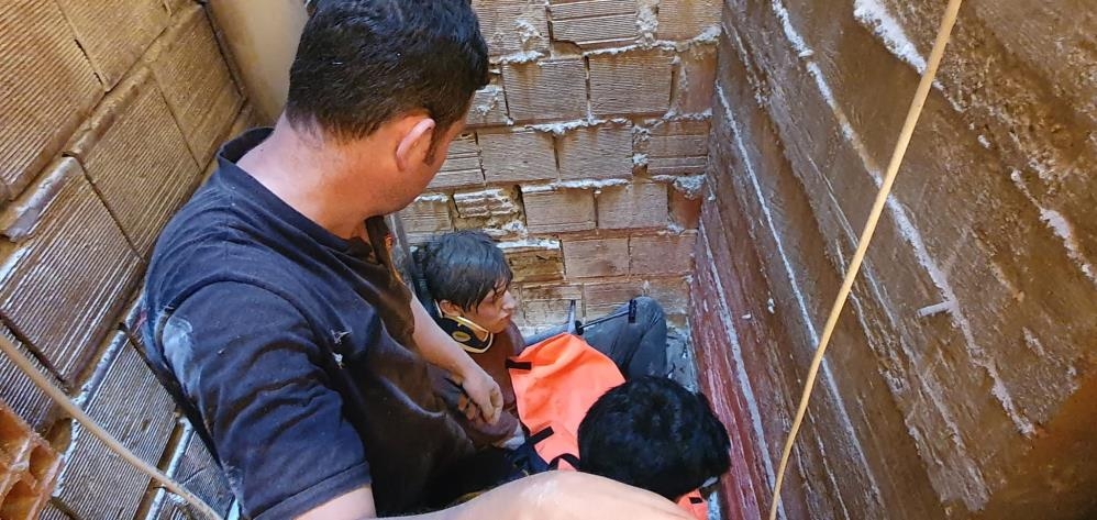 Tuvalet duvarını kırıp kurtardılar