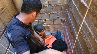 Tuvalet duvarını kırıp kurtardılar