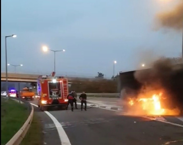 Tuz yüklü tırın dorsesi alev aldı