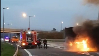 Tuz yüklü tırın dorsesi alev aldı