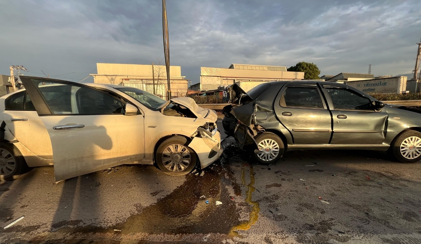 Üç araçlı zincirleme kaza: 4 yaralı