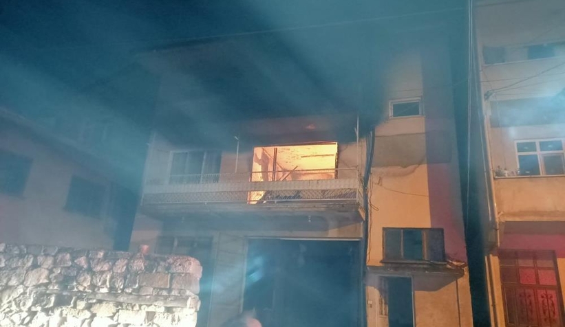 Üç katlı ev yandı