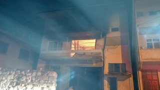 Üç katlı ev yandı