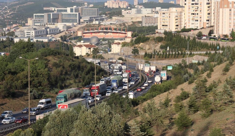 Üç tırın karıştığı kazada TEM Otoyolu kilitledi