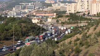 Üç tırın karıştığı kazada TEM Otoyolu kilitledi