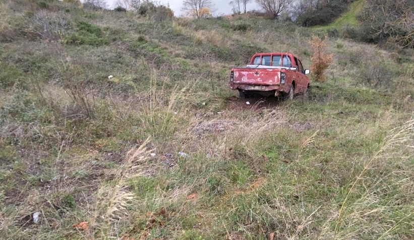 Uçuruma yuvarlanan kamyonetten son anda kurtuldu