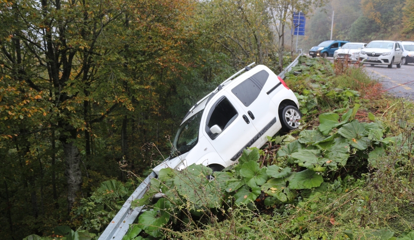 Uçurumda kalan araçta korku dolu anlar