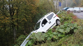Uçurumda kalan araçta korku dolu anlar