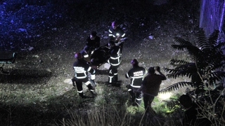 Uçurumdan düştü, itfaiye kurtardı