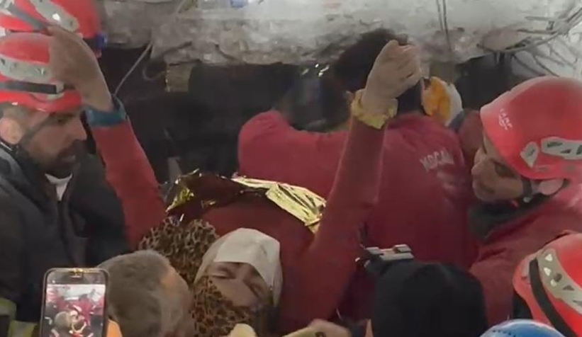 Umutlar tükenmedi: Baba ve kızı 209 saat sonra sağ çıkarıldı