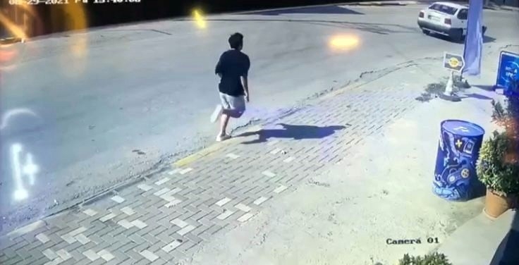 Üniversitelinin düşürdüğü cüzdanı alıp kaçtılar