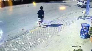 Üniversitelinin düşürdüğü cüzdanı alıp kaçtılar