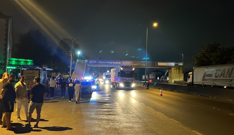 Üstgeçitten aracın üstüne düşen çocuk hayatını kaybetti