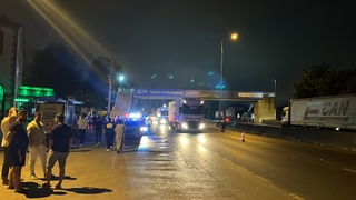 Üstgeçitten aracın üstüne düşen çocuk hayatını kaybetti