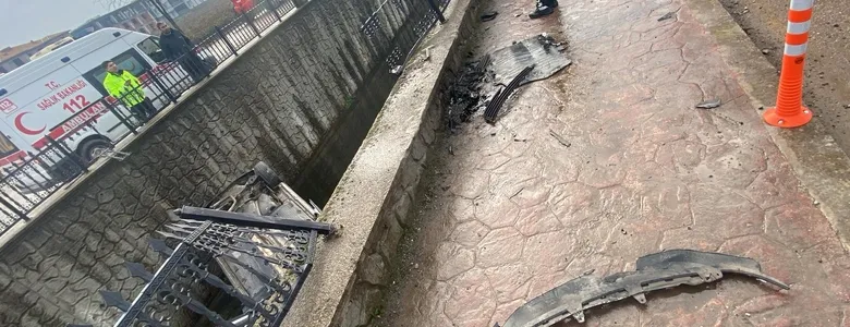 Uyarı levhaları işe yaramadı; otomobil dereye düştü