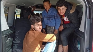 Uygulamada durdurulan iki araçtan 15 kaçak göçmen çıktı