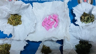 Uyuşturucu satıcısına suçüstü