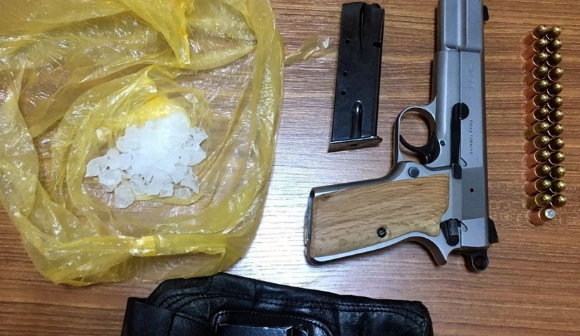 Uyuşturucu ve silahla yakalandılar