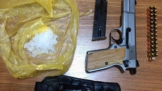 Uyuşturucu ve silahla yakalandılar