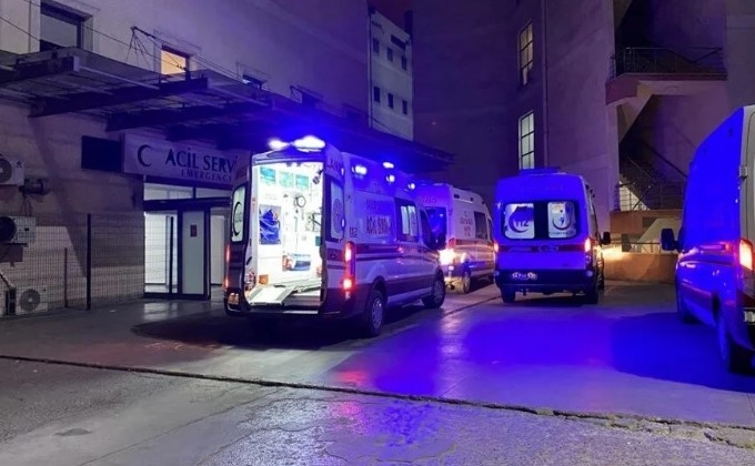 Üzerine demir kapı düşen çocuk yaralandı