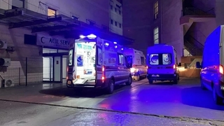 Üzerine demir kapı düşen çocuk yaralandı