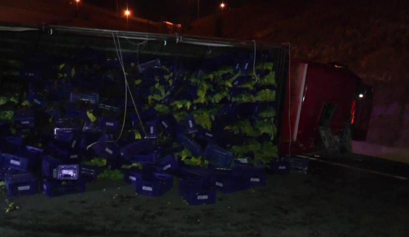 Üzüm yüklü kamyon devrildi: 1’i ağır 2 yaralı