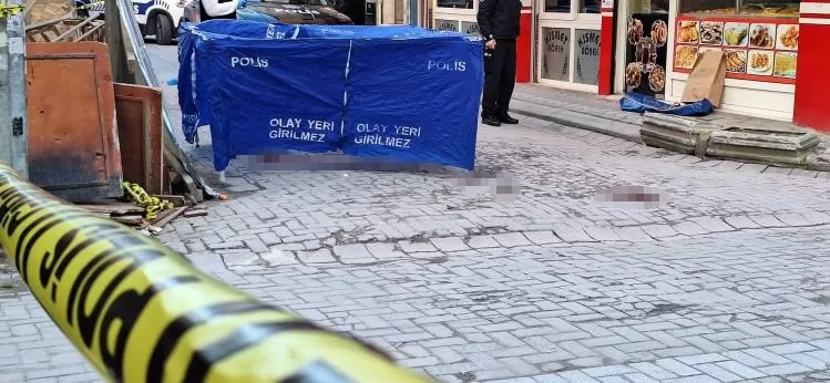 Vahşet: Arkadaşının başını kesip sokağa attı