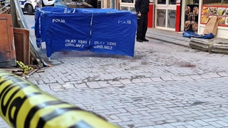 Vahşet: Arkadaşının başını kesip sokağa attı