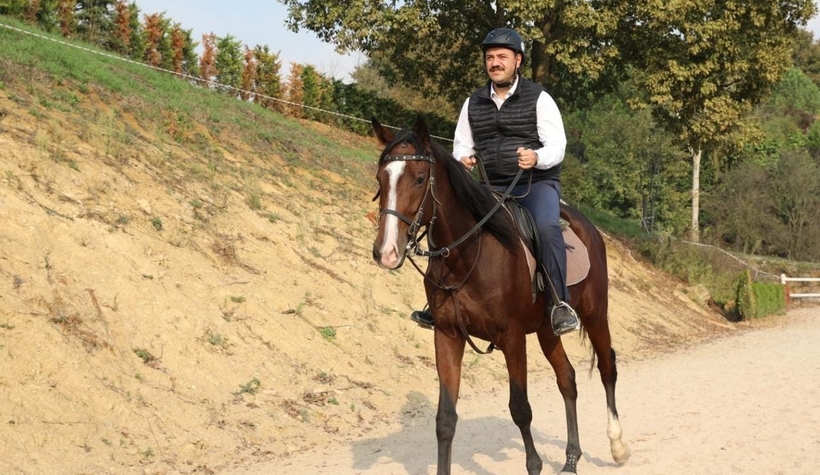 Vali Kaldırım ata bindi