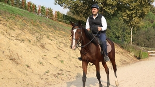 Vali Kaldırım ata bindi