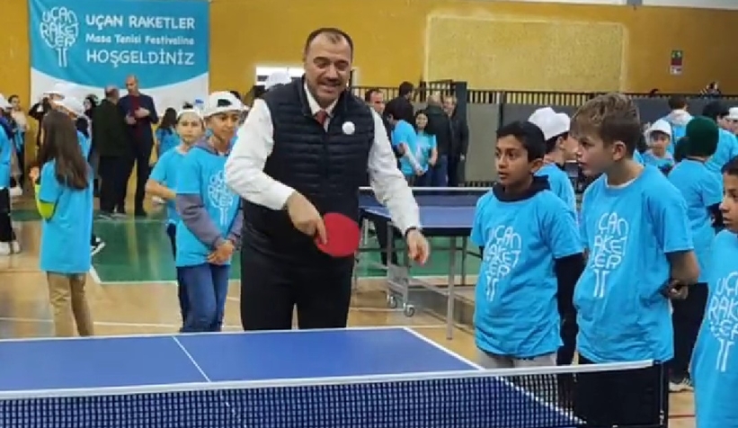 Vali Kaldırım ceketini çıkardı, öğrencilerle masa tenisi oynadı