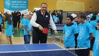 Vali Kaldırım ceketini çıkardı, öğrencilerle masa tenisi oynadı