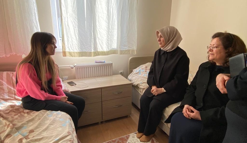 Vali Kaldırım'ın eşinden depremzedelere ziyaret