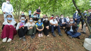 Vali Kaldırım Kocaali'de işçilerle birlikte fındık topladı