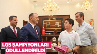 Vali Kaldırım LGS şampiyonu öğrencileri ödüllendirdi