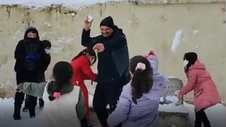 Vali Kaldırım öğrencilerle kartopu oynadı