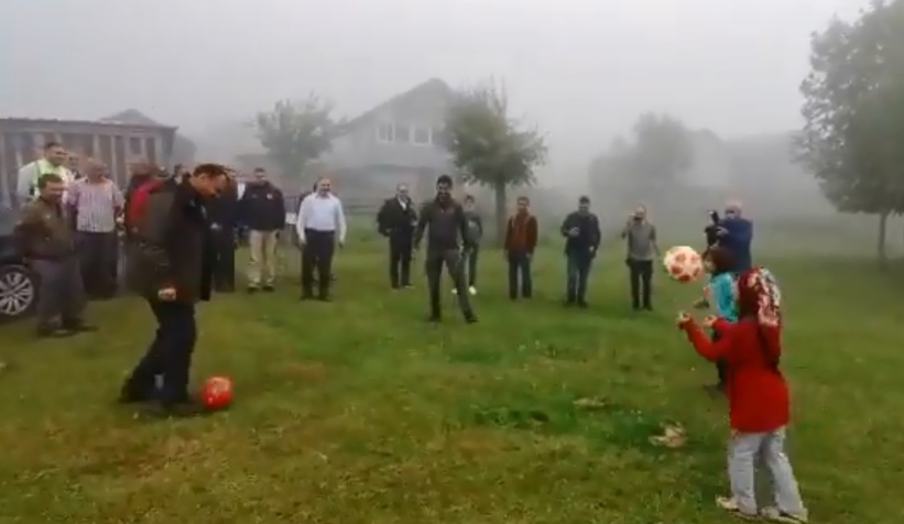 Vali Kaldırım, zirvede çocuklarla top oynadı