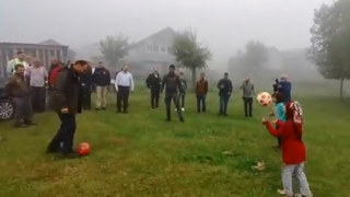 Vali Kaldırım, zirvede çocuklarla top oynadı