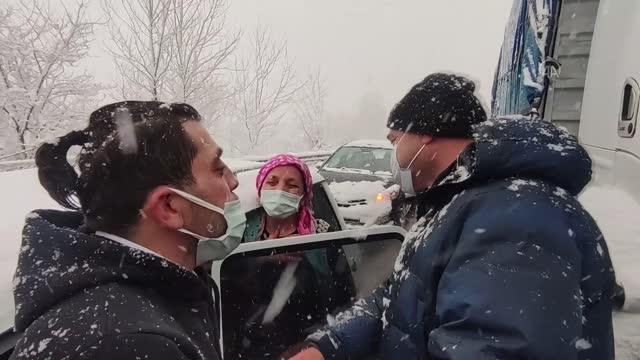 Validen kız istemeye geciken aileye destek sözü