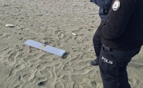 Vatandaşlar sahilde İHA parçası buldu