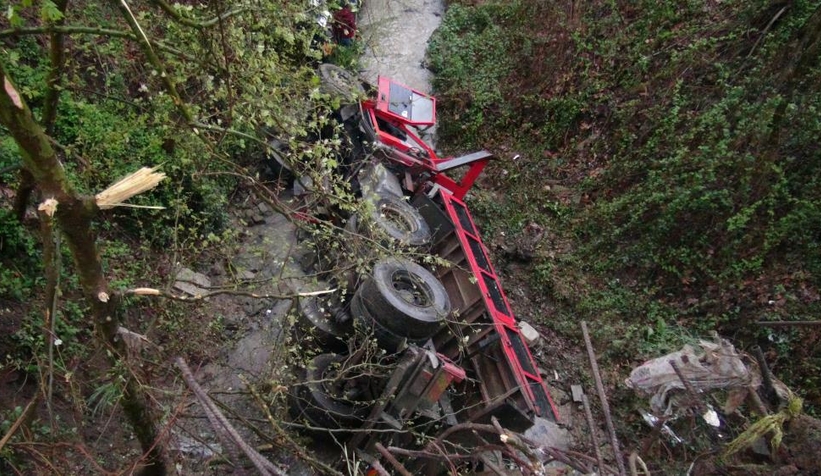 Vinç köprüden dereye uçtu