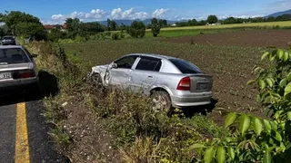 Virajda Facianın Eşiğinden Dönüldü Araç Tarlaya Uçtu