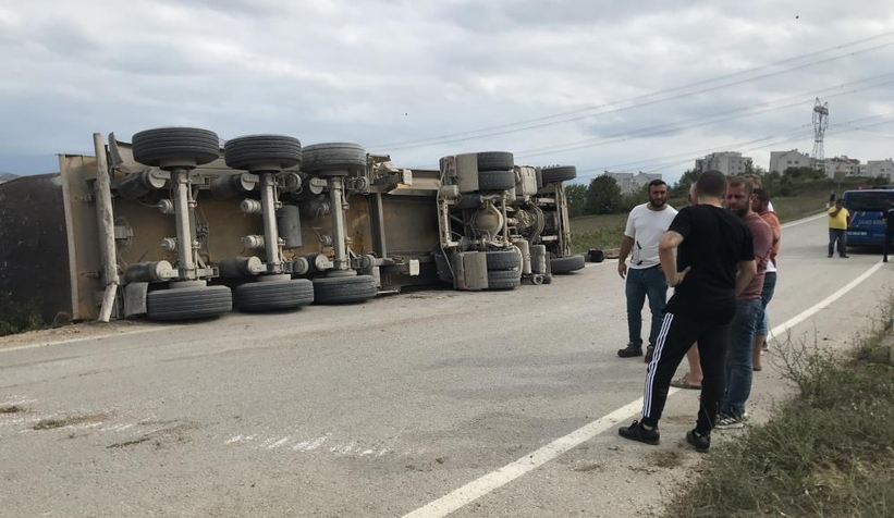 Virajı alamayan kamyon devrildi: 1 yaralı