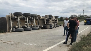 Virajı alamayan kamyon devrildi: 1 yaralı