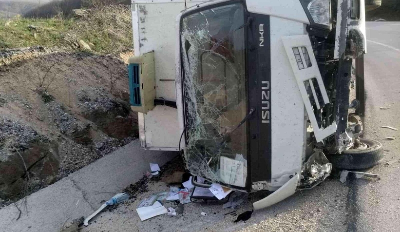 Virajı alamayan kamyonet devrildi; 2 yaralı