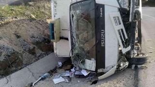 Virajı alamayan kamyonet devrildi; 2 yaralı